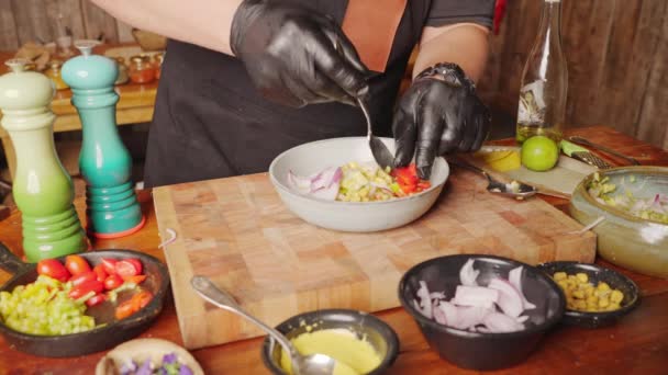 Chef Macho Chapeamento Deliciosa Salada Frutos Mar Ceviche Com Ingredientes — Vídeo de Stock