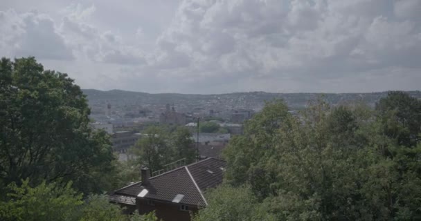 ユーゲンスプラッツからシュトゥットガルトを見下ろす少し曇った夏の日 — ストック動画
