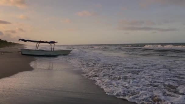 Łódź Rybacka Plaży Morzu Karaibskim Podczas Zachodu Słońca — Wideo stockowe