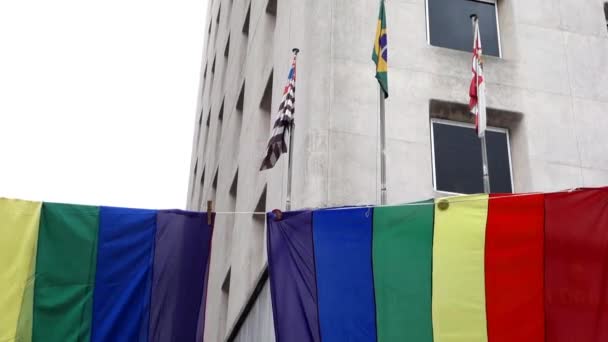 Lgbtq Stolthet Regnbåge Flaggor Hängande Gatan Sao Paulo Brasilien Gay — Stockvideo