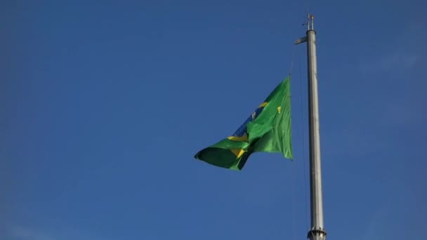 Brasiliansk Flagga Viftar Vinden Blå Himmel Bakgrund Låg Vinkel Slowmo — Stockvideo