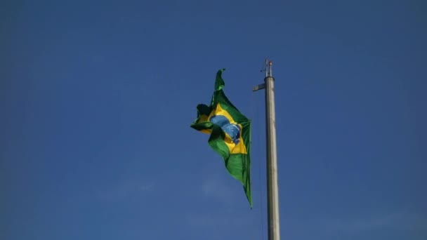 Mavi Arka Planda Rüzgarda Dalgalanan Brezilya Bayrağı Düşük Açı Görünümü — Stok video