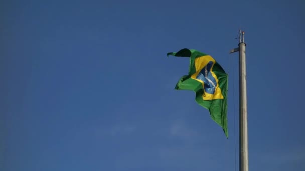 Bandera Brasileña Ondeando Viento Sobre Fondo Azul Del Cielo Vista — Vídeos de Stock