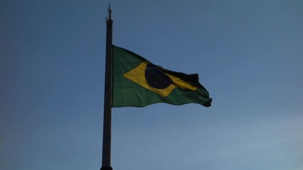 Βραζιλιάνικη Σημαία Κυματίζει Στον Άνεμο Μπλε Φόντο Του Ουρανού Χειρός — Αρχείο Βίντεο
