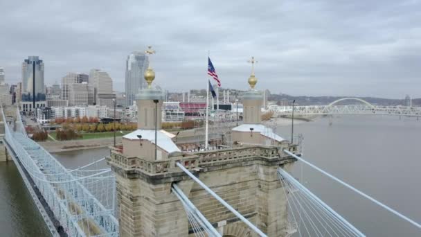 Panorering Trucking Skott Amerikansk Flagga Toppen Cincinnati Roebling Bridge Över — Stockvideo