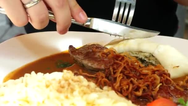 Homem Come Maultaschen Com Spaetzle Restaurante — Vídeo de Stock