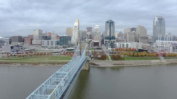 Tiro Boneca Seguindo Roebling Bridge Cincinnati Ohio Sobre Rio Mostrando — Vídeo de Stock