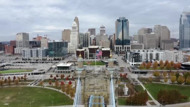 Een Terugtrekkende Sokkel Opname Van Roebling Bridge Het Centrum Van — Stockvideo