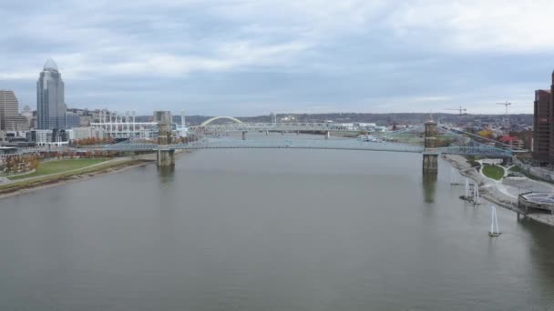 Dolly Toma Del Puente Roebling Sobre Río Ohio Cincinnati Día — Vídeos de Stock