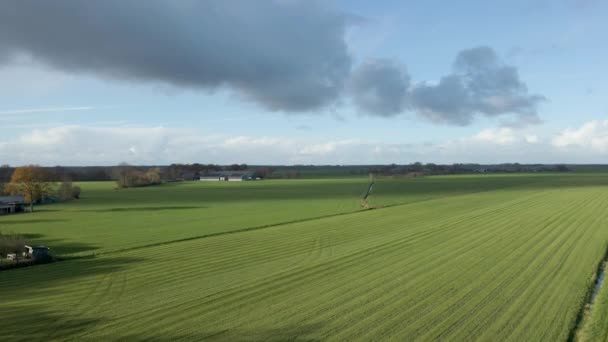 在一个被绿色草地环绕的遥远的农场里打坐 乌云正在农场上空飘扬 — 图库视频影像