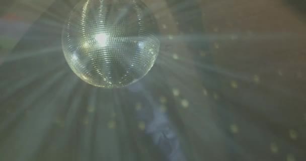 ライトアップされたディスコミラーボールが天井に吊るされ — ストック動画