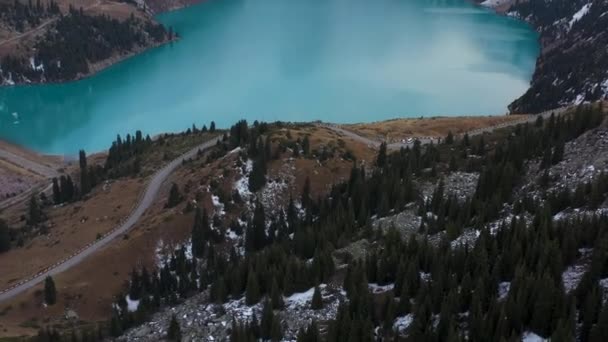 电影中的无人驾驶飞机镜头从阿拉木图湖开始拍摄 然后倾斜到哈萨克斯坦的横贯伊利阿拉托山脉 — 图库视频影像