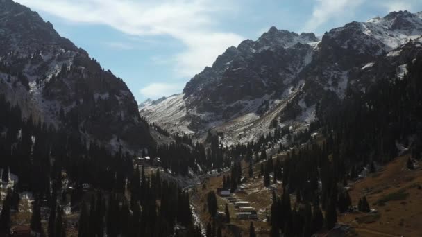 Αποκαλύπτοντας Drone Shot Του Χιονιού Κάλυψε Trans Ili Alatau Βουνά — Αρχείο Βίντεο