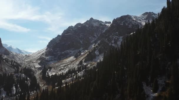 Filmreife Drohnenaufnahmen Des Schneebedeckten Transili Alatau Gebirges Kasachstan — Stockvideo