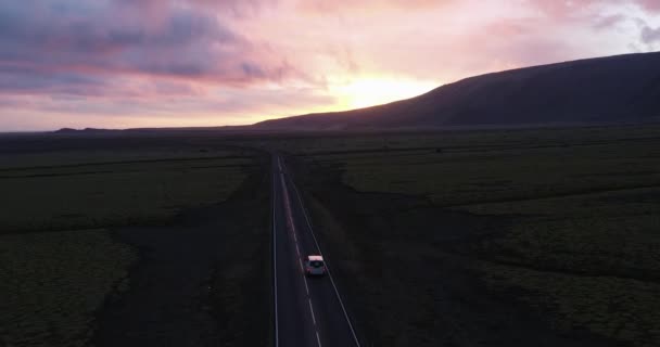 Drönare Skott Van Kör Solnedgången — Stockvideo