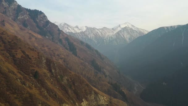 Aufschlussreiche Filmische Drohnenaufnahmen Des Transili Alatau Gebirges Kasachstan Der Ferne — Stockvideo