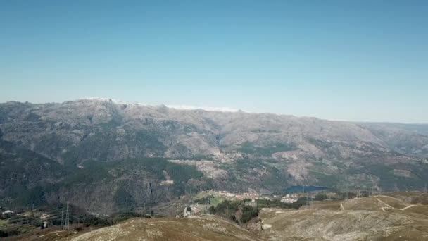 Yeşil Doğa Tepelerin Üzerinde Dik Dağlara Parlak Güneş Işığına Bakan — Stok video