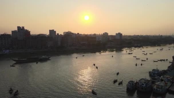 Buriganga Flod Havn Ved Siden Byen Solopgang Med Både Antenne – Stock-video