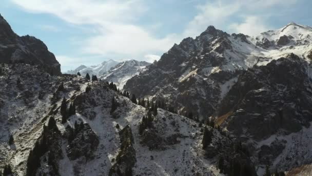 Filmiska Roterande Drönare Bilder Snötäckta Trans Ili Alatau Bergen Kazakstan — Stockvideo