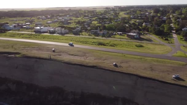 Van Jadący Wzdłuż Panoramicznej Drogi Pobliżu Klifów Acantilados Mar Del — Wideo stockowe