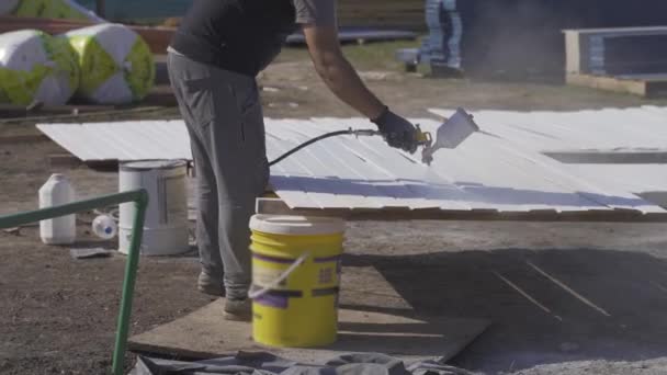 Close Tiro Pintura Pulverizador Industrial Pranchas Madeira Com Cor Branca — Vídeo de Stock