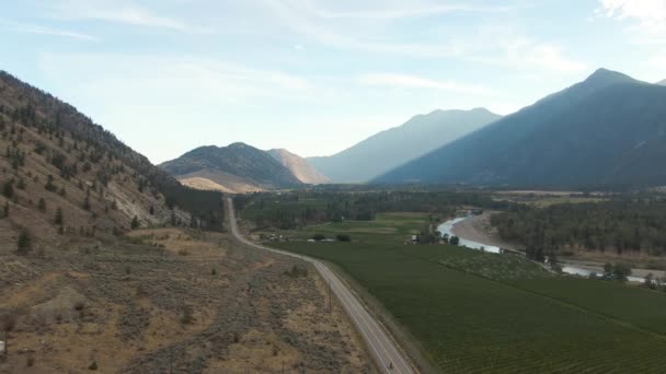 Vista Aérea Scenic Road Hwy Valle Alrededor Del Paisaje Montañoso — Vídeo de stock