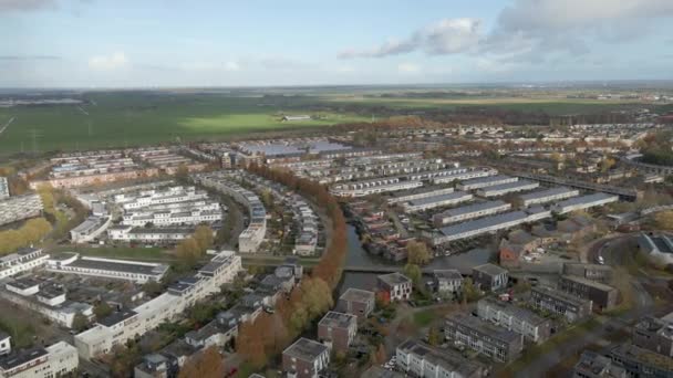 Luchtfoto Van Een Voorstedelijk Gebied Met Landbouwgrond Achtergrond Drone Die — Stockvideo