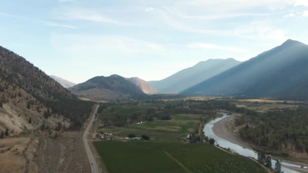 มมองทางอากาศของถนนท สวยงาม Hwy ในห บเขารอบภ เขาแคนาดา ใกล Osoyoos ชโคล มเบ — วีดีโอสต็อก