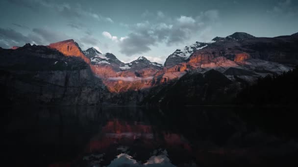 Λίμνη Oeschinen Ελβετία Κατά Διάρκεια Του Ηλιοβασιλέματος — Αρχείο Βίντεο