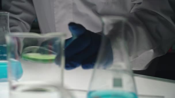 Ludzie Pracujący Laboratorium Robią Testy Chemiczne Próbek Badania Nad Wirusem — Wideo stockowe