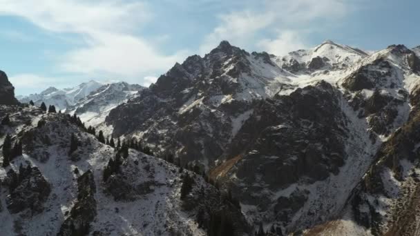 Cinematisch Ronddraaiend Drone Shot Van Besneeuwde Trans Ili Alatau Bergen — Stockvideo