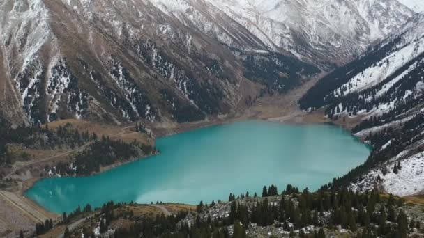 Безпілотний Дрон Обертається Знімок Великого Озера Алмати Горах Транс Ілі — стокове відео