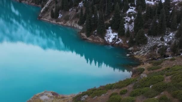 Cinematische Drone Shot Van Het Turquoise Gekleurde Meer Water Bij — Stockvideo