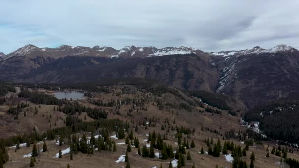 4K湖空中落基山脉 — 图库视频影像