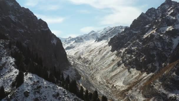 カザフスタンのトランス アラタウ山脈で撮影された雪のドローンの映像 — ストック動画