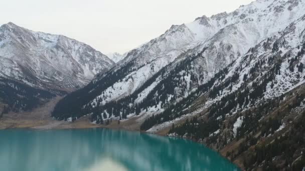 Κινηματογραφικό Περιστρεφόμενο Drone Πλάνα Από Τυρκουάζ Χρωματιστό Νερό Της Λίμνης — Αρχείο Βίντεο