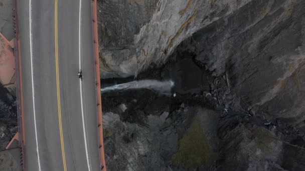 Bear Creek Falls Con Bike Rider Pasando — Vídeos de Stock