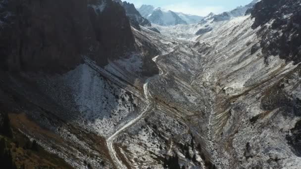 Drone Rotativo Cinematográfico Uma Estrada Coberta Neve Nas Montanhas Trans — Vídeo de Stock