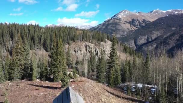 Aérea Cabaña Montañas Subiendo Revelar Montañas — Vídeos de Stock