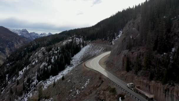 Camión Volquete Sobre Las Montañas Rocosas — Vídeo de stock