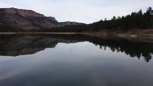 Rocky Mountains Lake Vai Até Revelar — Vídeo de Stock