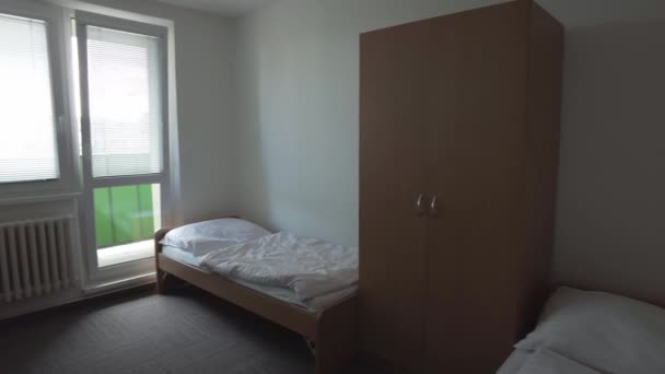 Skromny Mały Pokój Sypialny Wyposażony Łóżka Szafę Balkon — Wideo stockowe