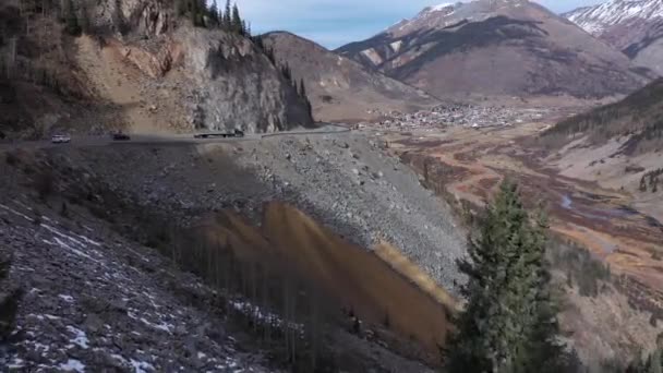 Silverton Através Árvores Veículos — Vídeo de Stock