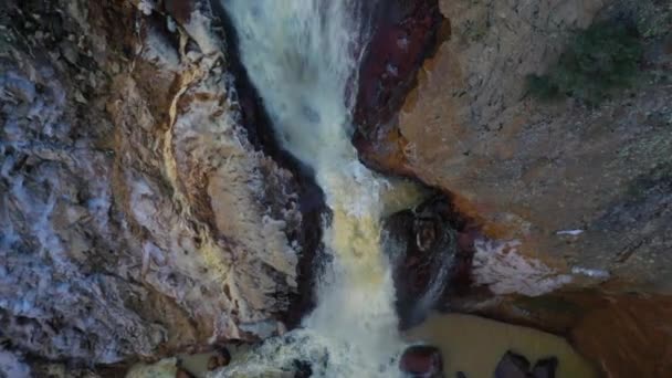 落基山脉的河流倾斜向上 — 图库视频影像