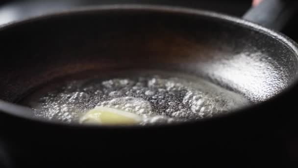 Butter Einer Pfanne Nahaufnahme Schmelzen Lassen — Stockvideo