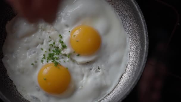 Bovenaanzicht Van Gebakken Eieren Een Pan Met Bieslook — Stockvideo