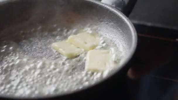 Schmelzende Butter Wird Eine Pfanne Geworfen — Stockvideo