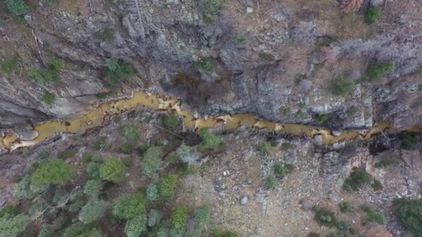 Montañas Rocosas Río Aerial Descendiendo — Vídeos de Stock