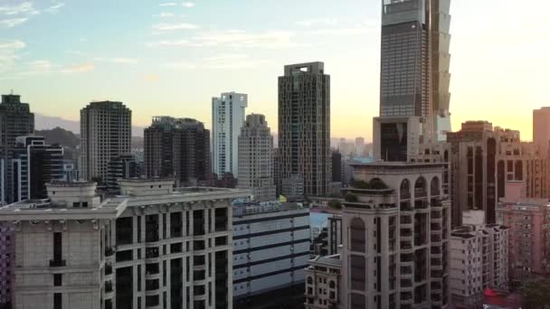 Lotnictwo Ustalające Nachylenie Ujęcia Rejestrujące Wysokie Budynki Kultowy Taipei 101 — Wideo stockowe