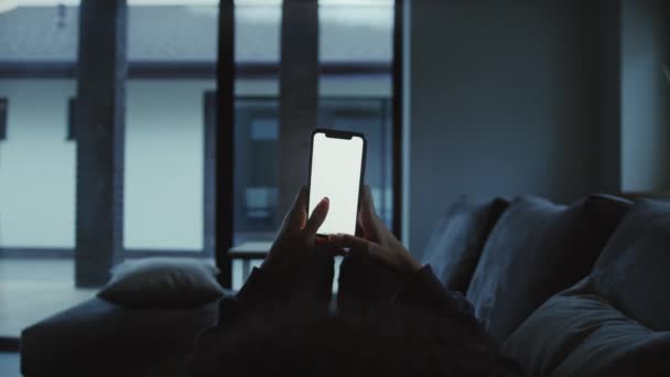 Kobieta Używa Smartfona Samotnym Domu Kobiece Palce Wpisujące Smrt Telefon — Wideo stockowe